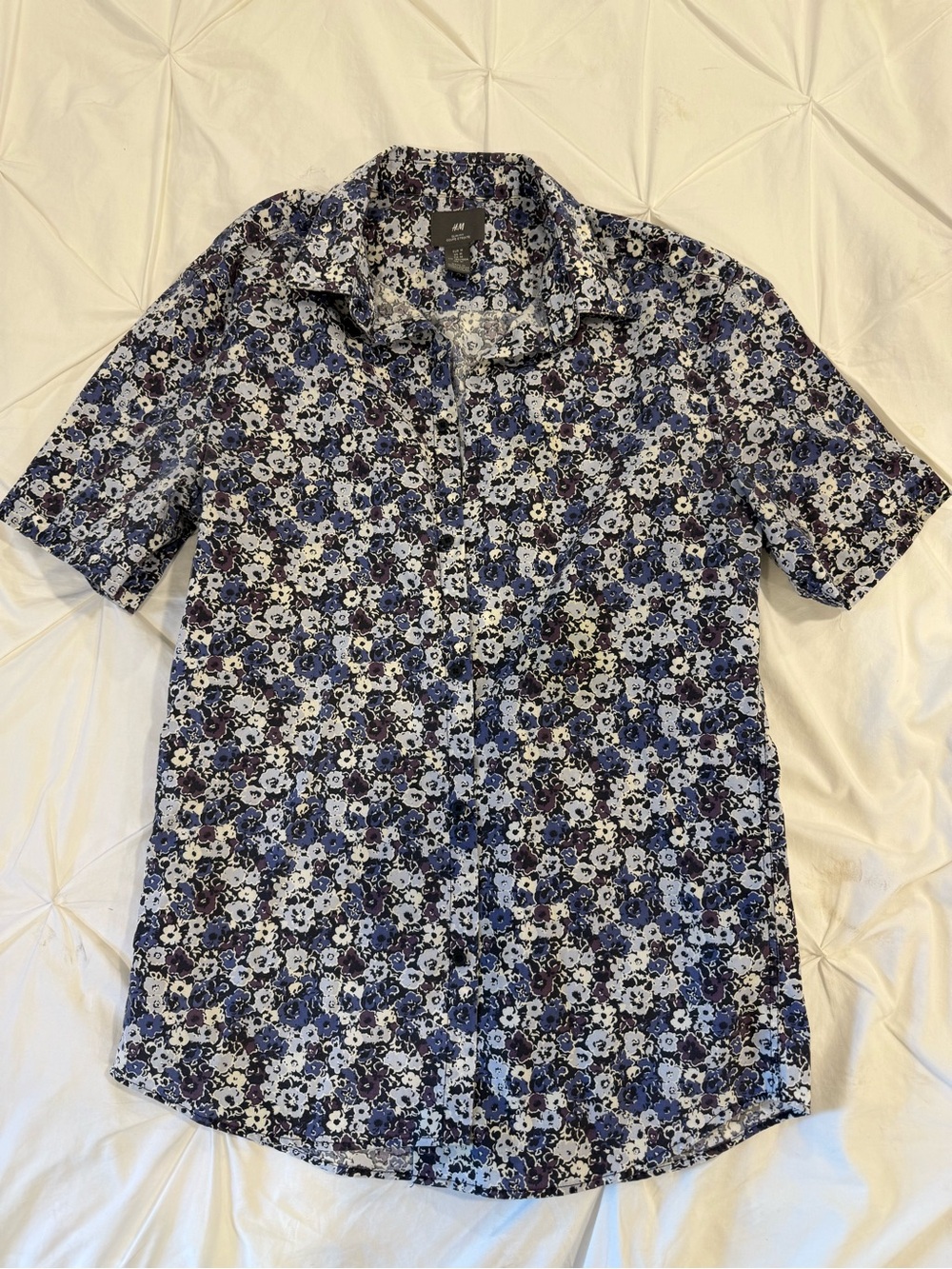 H&M Short-Sleeve Button-Up Shirt in Blue Floral Print